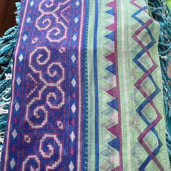 Women’s Beautiful Lightweight Wrap or Scarf - Picture 6 of 6